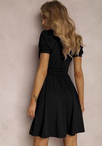 Renee - Czarna Sukienka Agamia. Kolor: czarny. Materiał: dzianina. Długość rękawa: krótki rękaw. Typ sukienki: kopertowe. Długość: mini #4