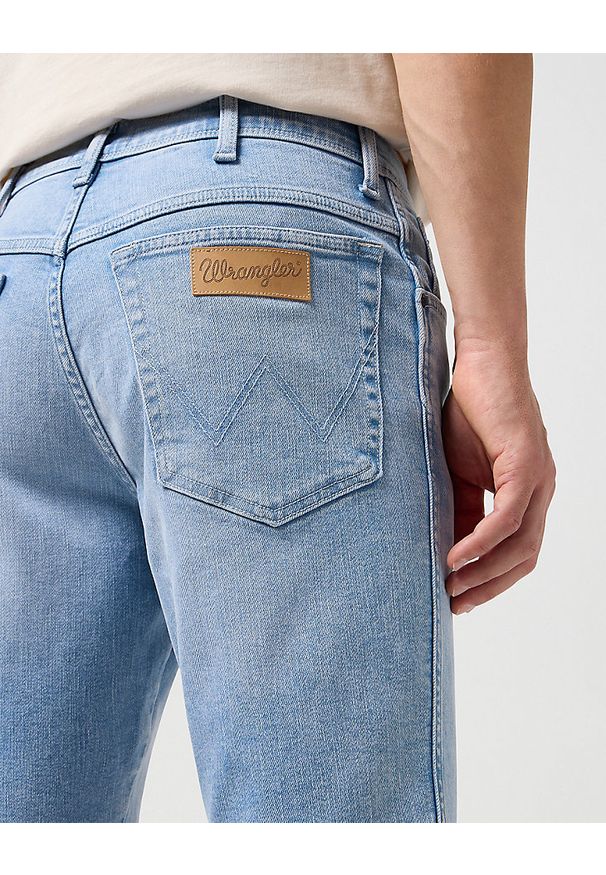 Wrangler - WRANGLER MESKIE SZORTY TEXAS SHORTS WHISPER BLUE 112350870 W11C017967. Okazja: na co dzień. Materiał: jeans, denim, elastan, len, bawełna, materiał. Długość: krótkie. Sezon: lato. Styl: wakacyjny, klasyczny, elegancki, casual