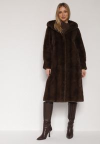 Born2be - Brązowy Płaszcz Futerko w Pionowy Wzór z Kapturem Cahroris. Typ kołnierza: kaptur. Kolor: brązowy. Materiał: futro. Styl: klasyczny, elegancki #1