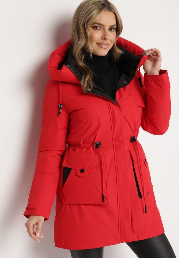 Born2be - Czerwona Kurtka Parka z Kapturem Kieszeniami i Ściągaczem w Talii Ravissia. Okazja: na spacer, na co dzień. Typ kołnierza: kaptur. Kolor: czerwony. Materiał: jeans. Styl: elegancki, casual, klasyczny
