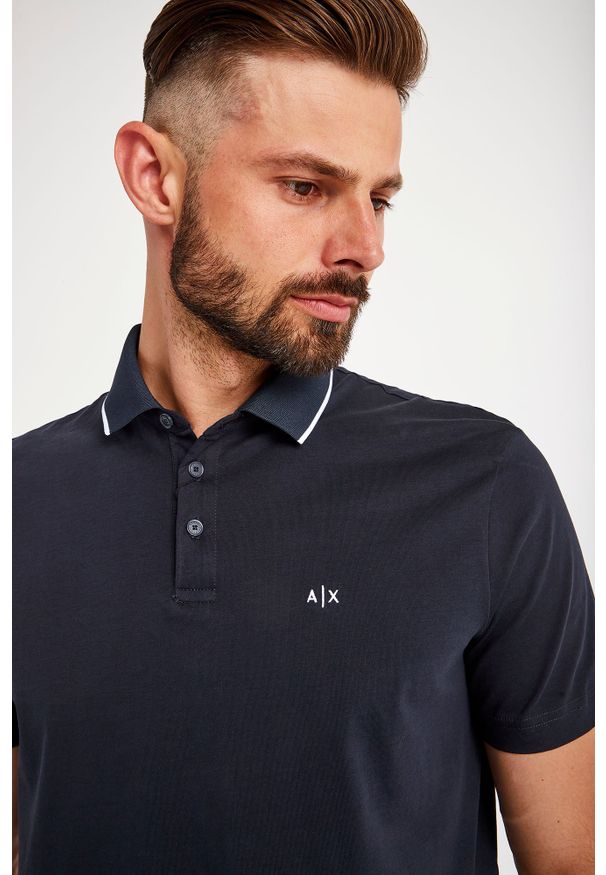 Armani Exchange - POLO ARMANI EXCHANGE. Typ kołnierza: polo. Wzór: napisy, haft. Styl: klasyczny
