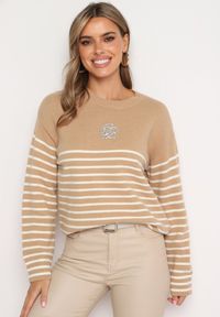 Born2be - Jasnobrązowy Sweter z Wiskozą w Paski Ozdobiony Cyrkoniami Nevetalle. Kolor: brązowy. Materiał: wiskoza. Wzór: aplikacja, paski. Sezon: zima #4