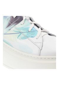 Białe Sneakersy Armodo Stylowe Obuwie Damskie Z Nadrukiem. Okazja: na co dzień. Kolor: biały. Materiał: jeans. Wzór: nadruk. Sezon: lato #7