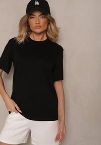 Renee - Czarny T-shirt Oversize z Wiskozą o Klasycznym Fasonie Adeleina. Okazja: na co dzień. Kolor: czarny. Materiał: wiskoza. Wzór: aplikacja. Styl: klasyczny