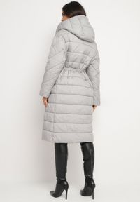 Born2be - Szara Pikowana Kurtka z Kapturem Wiązanym Paskiem i Zapięciem na Napy Tilinia. Okazja: na spacer. Typ kołnierza: kaptur. Kolor: szary. Materiał: jeans. Sezon: zima. Styl: elegancki #2