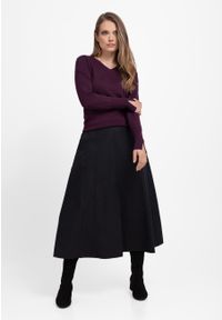 Volcano - Sweter z dekoltem w serek S-NELI. Typ kołnierza: dekolt w serek. Kolekcja: plus size. Kolor: czerwony. Materiał: prążkowany, dzianina. Wzór: gładki. Styl: elegancki