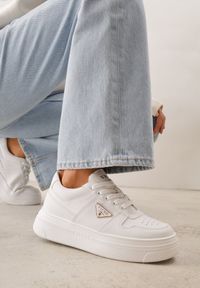 Renee - Białe Sneakersy Basic VICES na Platformie z Trójkątnym Zdobieniem Mellinata. Kolor: biały. Materiał: koronka. Wzór: aplikacja. Obcas: na platformie #3
