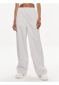 Calvin Klein Jeans Spodnie materiałowe Soft Crinkle J20J223122 Szary Relaxed Fit. Kolor: szary. Materiał: syntetyk