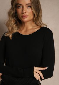 Renee - Czarny Gładki Sweter w Minimalistycznym Stylu Tevra. Okazja: na co dzień. Kolor: czarny. Materiał: jeans. Wzór: gładki. Styl: casual, klasyczny #3
