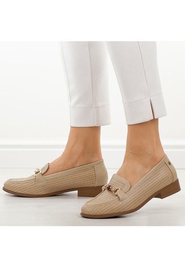 Beżowe półbuty damskie M.Daszyński 25113-8. Okazja: na co dzień, na spotkanie biznesowe. Kolor: beżowy. Materiał: skóra. Szerokość cholewki: normalna. Sezon: wiosna, jesień. Obcas: na obcasie. Styl: biznesowy, elegancki, casual, klasyczny, wizytowy. Wysokość obcasa: niski