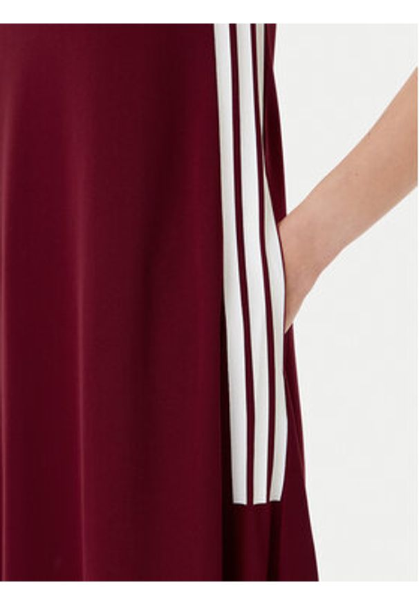 Adidas - adidas Sukienka codzienna Tiro Cut 3-Stripes Soft Mesh JX5160 Czerwony Regular Fit. Okazja: na co dzień. Kolor: czerwony. Materiał: syntetyk. Typ sukienki: proste. Styl: casual