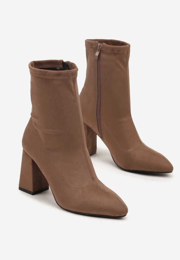 Born2be - Brązowe Botki Vices na Słupku z Dopasowaną Cholewką Verille. Okazja: na spotkanie biznesowe, na co dzień. Kolor: beżowy. Materiał: jeans. Szerokość cholewki: normalna. Obcas: na słupku. Styl: biznesowy, casual. Wysokość obcasa: średni