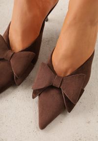 Born2be - Brązowe Klapki na Szpilce Typu Mule Ozdobione Kokardką Lorailea. Nosek buta: otwarty. Kolor: brązowy. Materiał: skóra, zamsz. Wzór: aplikacja. Sezon: lato. Obcas: na szpilce. Wysokość obcasa: średni #3