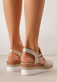 Born2be - Beżowe Sandały na Koturnie z Marszczoną Cholewką i Metaliczną Aplikacją Teodlar. Zapięcie: bez zapięcia. Kolor: beżowy. Materiał: jeans, len. Wzór: aplikacja. Sezon: lato. Obcas: na koturnie. Styl: boho. Wysokość obcasa: średni #4