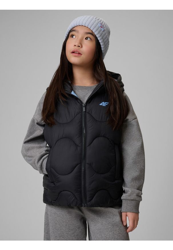 4f - 4F Bezrękawnik z wypełnieniem syntetycznym dziewczęcy - czarny 128 (7-8 lat). Okazja: na spacer, na co dzień, na uczelnię. Typ kołnierza: kołnierzyk stójkowy. Kolor: czarny. Materiał: syntetyk. Długość rękawa: bez rękawów. Sezon: lato. Styl: casual