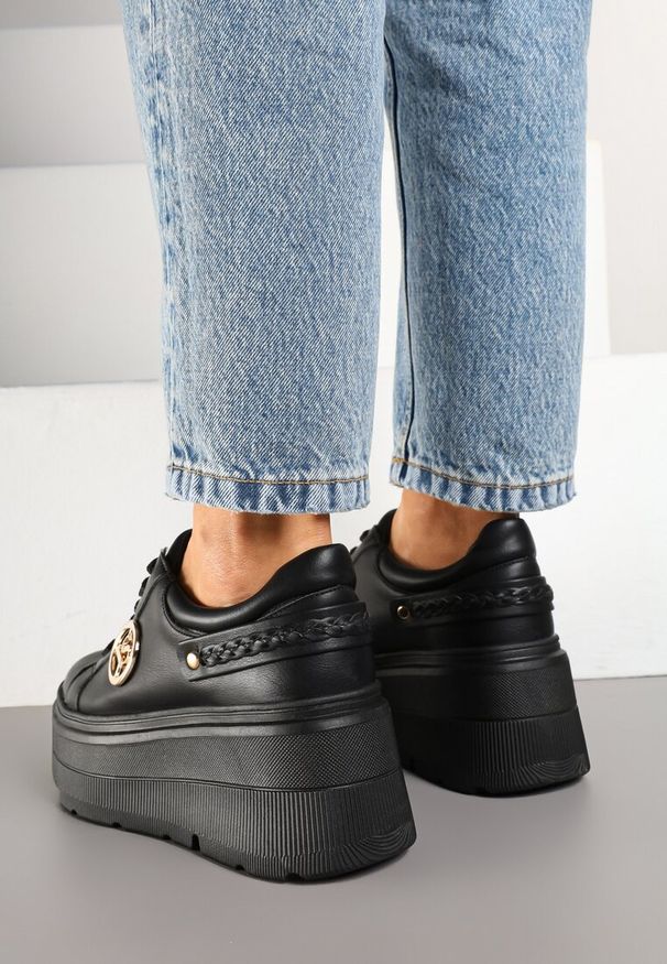 Renee - Czarne Sneakersy Vices na Platformie Ozdobione Metaliczną Aplikacją Tatellia. Okazja: na co dzień. Kolor: czarny. Materiał: jeans. Wzór: aplikacja. Obcas: na platformie