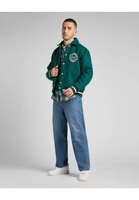 Lee - LEE VARSITY JACKET MĘSKA KURTKA PRZEJŚCIOWA LOGO NADRUK ESMERALDA L87TDB96 112321558. Wzór: nadruk #5