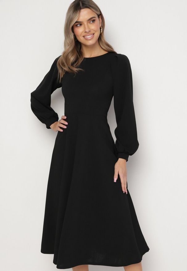 Born2be - Czarna Rozkloszowana Midi Sukienka z Eleganckimi Luźnymi Rękawami Samriddhi. Okazja: do pracy. Kolor: czarny. Typ sukienki: rozkloszowane. Styl: elegancki. Długość: midi