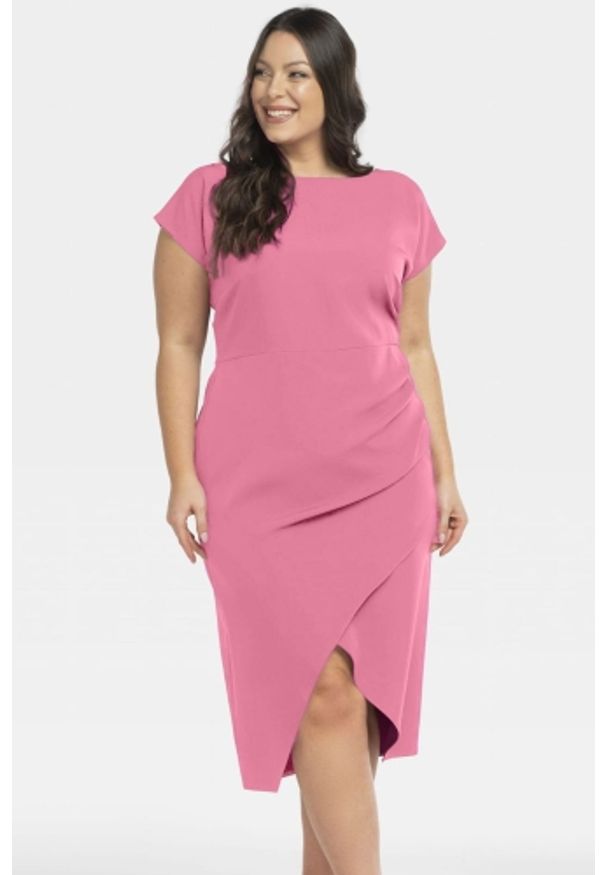 KARKO - Sukienka elegancka z marszczeniem na boku TARA różowa. Okazja: do pracy, na imprezę, na co dzień. Kolor: różowy. Materiał: elastan, tkanina, poliester. Styl: elegancki