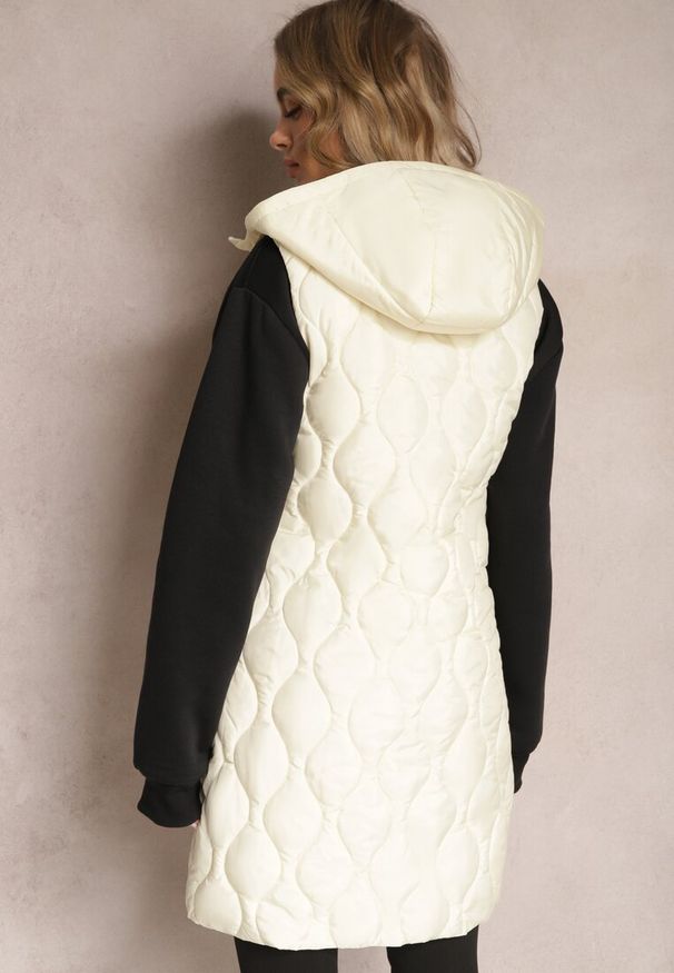 Renee - Jasnobeżowa Długa Kamizelka Pikowana z Kapturem Nallona. Typ kołnierza: kaptur. Kolor: beżowy. Długość: długie. Wzór: aplikacja