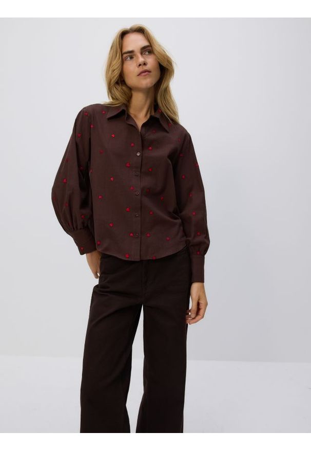Reserved - Koszula z haftowanym wzorem - brązowy. Kolor: brązowy. Materiał: len, bawełna, tkanina. Wzór: haft