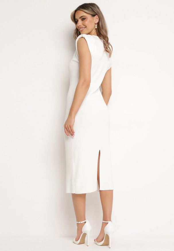 Born2be - Biała Sukienka Bodycon z Prążkowanej Dzianiny z Rozcięciem Roleria. Okazja: na co dzień. Kolor: biały. Materiał: dzianina, prążkowany. Długość rękawa: bez rękawów. Typ sukienki: bodycon. Styl: elegancki, casual