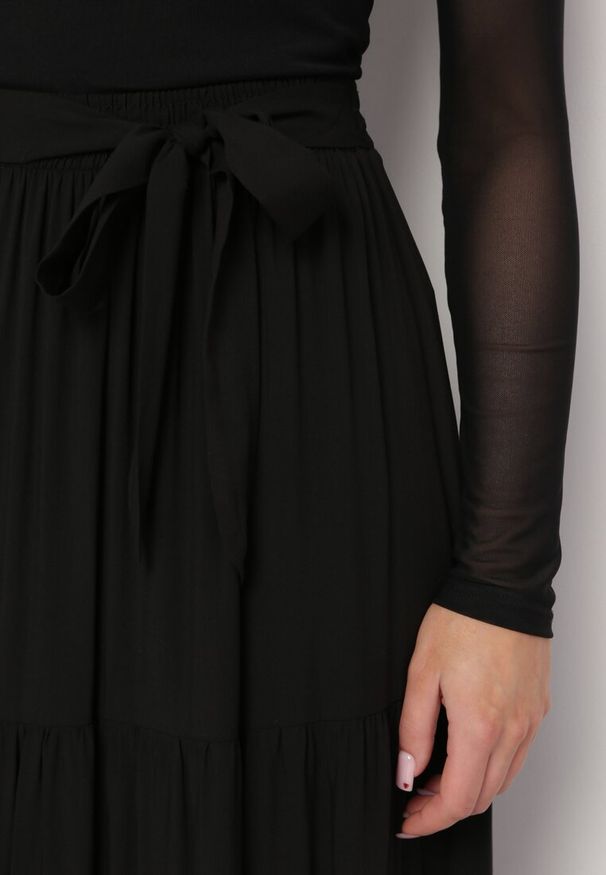 Born2be - Czarna Wiskozowa Spódnica Maxi Rozkloszowana z Paskami Saosa. Okazja: na co dzień. Kolor: czarny. Materiał: wiskoza. Wzór: paski. Styl: klasyczny, casual
