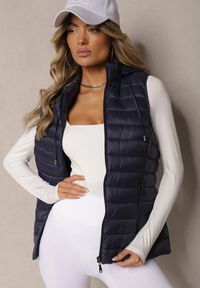 Renee - Granatowa Kamizelka Ozdobiona Pikowaniem Wykończona Kapturem i Sznurkami Xenaria. Okazja: na co dzień. Kolor: niebieski. Materiał: jeans. Wzór: aplikacja. Styl: elegancki, casual #4