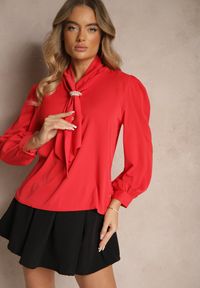 Renee - Czerwona Bluzka o Koszulowym Kroju z Żabotem i Perłowym Zdobieniem Gonialith. Okazja: na co dzień. Typ kołnierza: z żabotem. Kolor: czerwony. Materiał: jeans. Wzór: aplikacja. Styl: casual #3