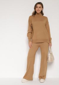 Born2be - Beżowy Dzianinowy Komplet z Bawełną i Wełną Szerokie Spodnie i Sweter Golf Valefessa. Kolor: beżowy. Materiał: dzianina, wełna, bawełna. Wzór: aplikacja. Sport: golf #4
