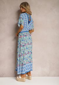 Renee - Niebieska Wiskozowa Sukienka Boho z Gumką w Pasie i Trójkątnym Dekoltem Casalina. Okazja: na co dzień. Kolor: niebieski. Materiał: wiskoza. Długość rękawa: krótki rękaw. Styl: boho #3