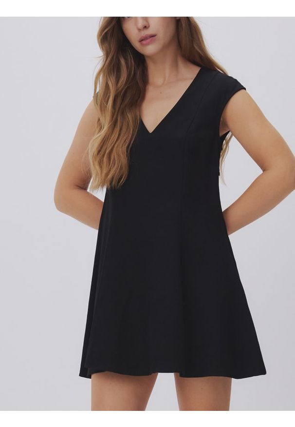 Reserved - Sukienka z wycięciem na plecach - czarny. Kolor: czarny. Materiał: wiskoza, tkanina, len