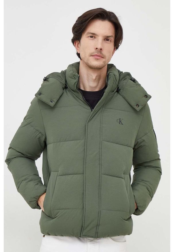 Calvin Klein Jeans kurtka męska kolor zielony zimowa. Kolor: zielony. Materiał: włókno, materiał. Wzór: nadruk. Sezon: zima
