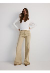 Reserved - Longsleeve z kokardką - złamana biel. Typ kołnierza: kokarda. Materiał: dzianina. Długość rękawa: długi rękaw