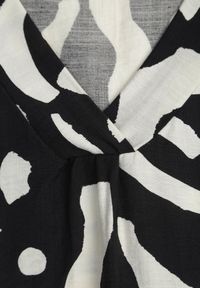 Born2be - Czarna Pudełkowa Sukienka z Wiskozy z Dekoltem w Serek w Abstrakcyjny Wzór Cresom. Okazja: na co dzień. Typ kołnierza: dekolt w serek. Kolekcja: plus size. Kolor: czarny. Materiał: wiskoza. Sezon: lato. Typ sukienki: dla puszystych, proste. Styl: casual #8