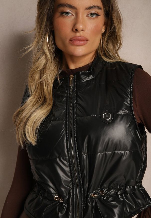 Renee - Czarna Kamizelka o Krótkim Kroju ze Ściągaczem w Talii i Naszywką Mevannae. Okazja: na spotkanie biznesowe. Kolor: czarny. Materiał: jeans. Długość: krótkie. Wzór: aplikacja. Styl: elegancki, biznesowy