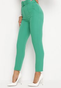 Born2be - Zielone Garniturowe Dopasowane Spodnie z Materiałowym Paskiem z Klamrą Kerriy. Kolor: zielony. Materiał: materiał #1