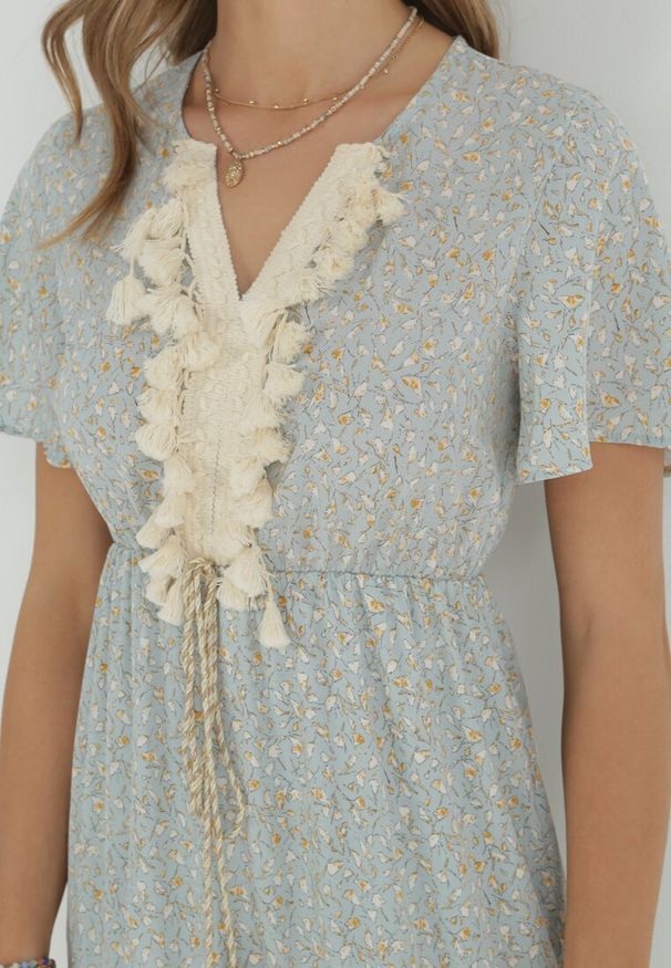 Born2be - Jasnoniebieska Sukienka Maxi z Gumką w Pasie i Chwostami w Kwiaty Patrisce. Kolor: niebieski. Materiał: tkanina. Wzór: kwiaty. Sezon: lato. Długość: maxi