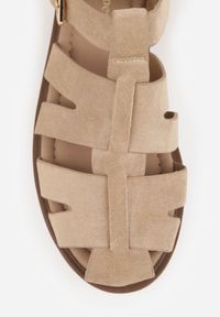 Born2be - Ciemnobeżowe Sandały Gladiatorki z Zapięciem na Klamerkę Chisttema. Okazja: na spacer, na co dzień. Kolor: beżowy. Materiał: jeans. Wzór: ażurowy. Obcas: na płaskiej podeszwie. Styl: casual, klasyczny #9