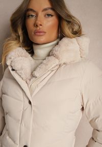 Renee - Jasnobeżowa Kurtka z Pikowanymi Przeszyciami Mocno Ocieplana z Paskiem i Odpinanym Futerkiem Hedista. Okazja: na co dzień. Kolor: beżowy. Materiał: futro. Styl: elegancki, casual #5