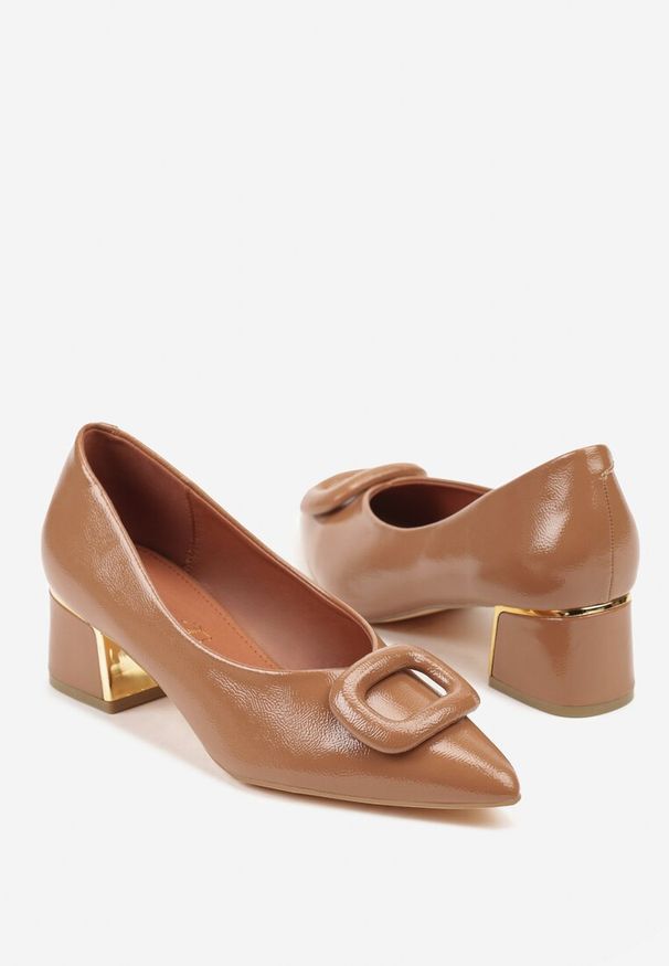 Born2be - Ciemnobeżowe Czółenka na Obcasie Vices ze Skórzaną Wkładką Ozdobione Klamrą Aponelle. Zapięcie: klamry. Kolor: beżowy. Materiał: skóra. Wzór: aplikacja. Obcas: na obcasie. Wysokość obcasa: średni