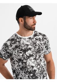 Ombre Clothing - Męska wzorzysta bawełniana koszulka z krótkim rękawem – biało-czarna V2. Okazja: na co dzień. Kolor: biały. Materiał: bawełna. Długość rękawa: krótki rękaw. Długość: krótkie. Wzór: nadruk. Styl: klasyczny, casual