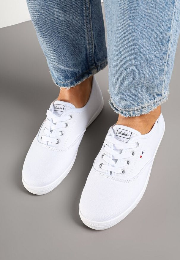 Renee - Biało-Różowe Klasyczne Tenisówki Vices ze Sznurowaną Cholewką Telisara. Okazja: na co dzień. Kolor: biały. Materiał: jeans. Szerokość cholewki: normalna. Styl: klasyczny