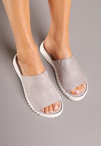 Renee - Szare Klapki Vices z Imitacji Zamszu na Podeszwie ze Żłobieniami Dorovia. Okazja: na co dzień. Nosek buta: otwarty. Kolor: szary. Materiał: zamsz. Sezon: lato. Styl: elegancki, casual