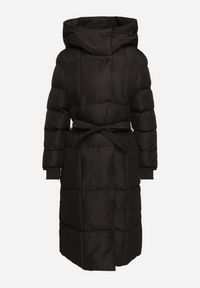 Born2be - Czarna Długa Kurtka Pikowana z Kapturem i Wysokim Kołnierzem Wiązana w Talii Zevrira. Okazja: na co dzień. Typ kołnierza: kaptur. Kolor: czarny. Materiał: jeans, materiał. Długość: długie. Styl: klasyczny, casual, elegancki, sportowy #4