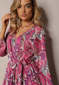 Renee - Ciemnoróżowa Plisowana Sukienka z Kopertowym Dekoltem i Wzorem Paisley Olanetta. Kolor: różowy. Materiał: materiał, tkanina. Wzór: paisley. Typ sukienki: kopertowe. Długość: maxi