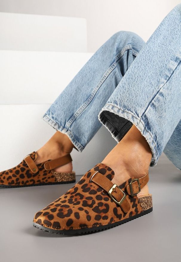 Born2be - Panterkowe Sandały Chodaki z Klamerką i Paskiem na Pięcie Norilsa. Okazja: na co dzień. Materiał: jeans. Obcas: na obcasie. Styl: casual. Wysokość obcasa: niski
