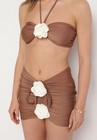 Born2be - Brązowe Bikini Góra z Paskami na Szyję i Kwiatami 3D z Dodatkową Spódniczką Renzi. Kolor: brązowy. Wzór: kwiaty #2
