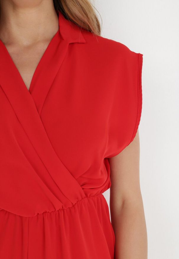 Born2be - Czerwony Kombinezon Harminca. Okazja: na spotkanie biznesowe. Kolor: czerwony. Materiał: tkanina. Długość: krótkie. Wzór: gładki, jednolity. Styl: biznesowy