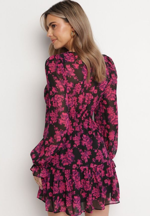 Born2be - Różowa Rozkloszowana Mini Sukienka w Kwiaty Ozdobiona Falbankami Jumiza. Typ kołnierza: kołnierz z falbankami. Kolor: różowy. Wzór: aplikacja, kwiaty. Długość: mini